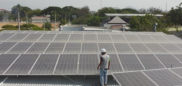Nhân Viên Việt Sun lắp đặt điện mặt trời áp mái tại xưởng công nghiệp